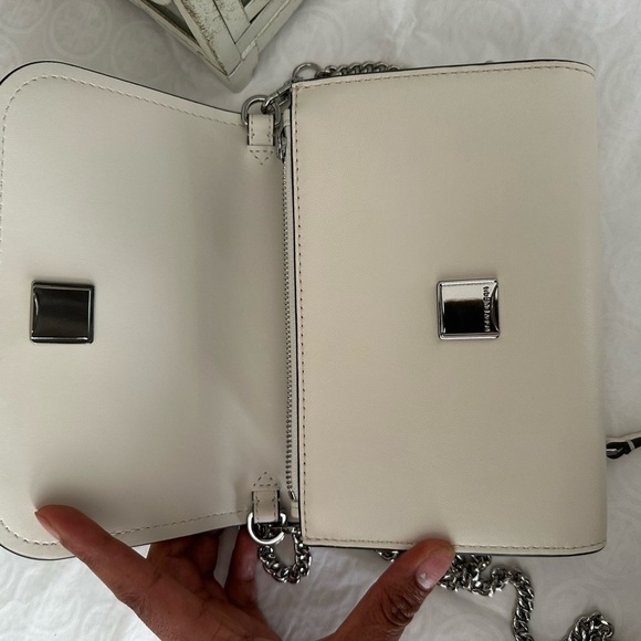 New Tory Burch EMERSON FLORAL APPLIQUE
CHAIN WALLET LIGHT CREAM - Picture 5 of 9